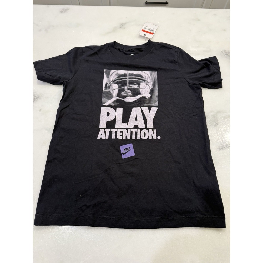 New Nike Sportswear "Play Attention" Graphic Tee Kids Size‎ Large